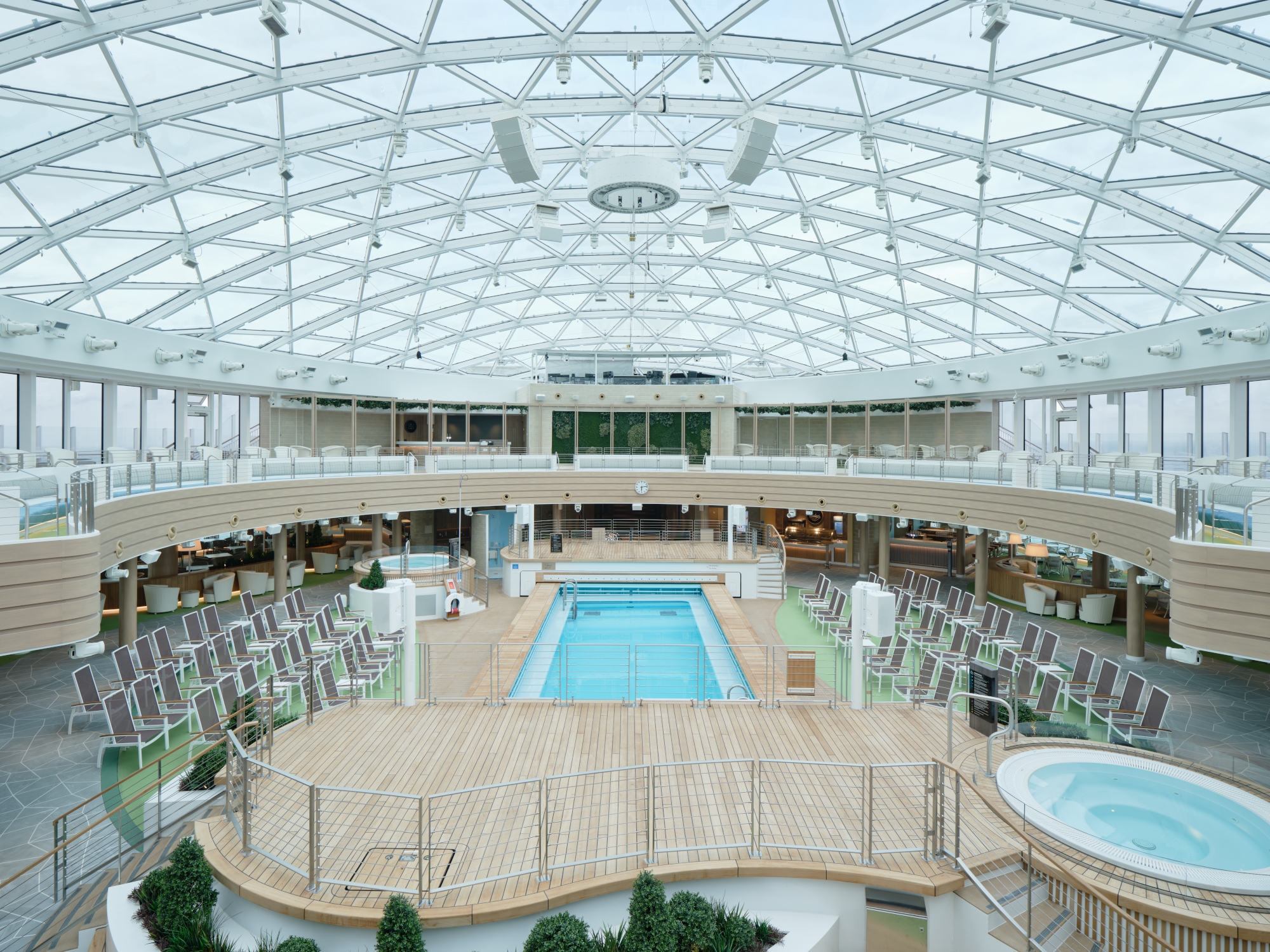 MyCruise P&O-Cruises Iona Offentlige-arealer Pool-spa1
